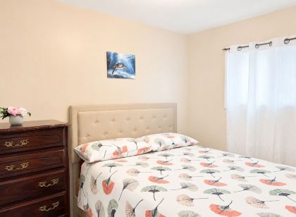Cozy 2Br Cottage • Walk to Beach 1 • Free Parking & WiFi