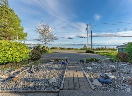 Oceanside Retreat ~ Private Beach in Quaint Seaside Town
