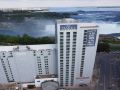 the-oakes-hotel-overlooking-the-falls