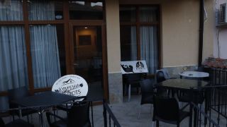 roots-hotel-and-wine-bar