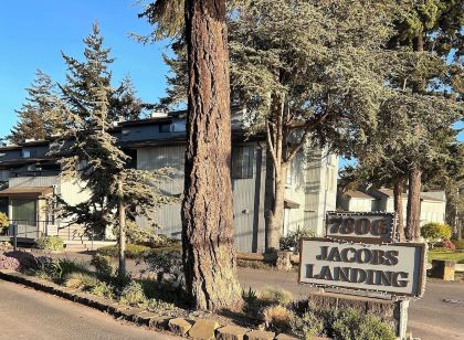 Welcoming 2-bedroom condo close to the beach in charming Birch Bay.