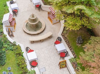 Queen's Court Hotel & Residence