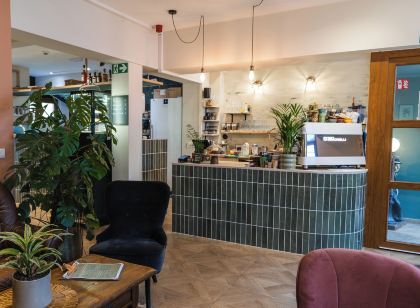 Modern 3BR Apt for 6 with Patio Ghent