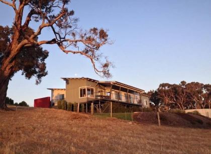 Views of Redwall Valley and close to beaches and wineries.