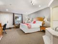 oyo-first-canada-hotel-cornwall-hwy-401-on