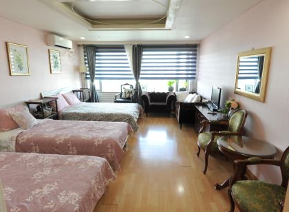 Hongdae Guesthouse 1Min from Hongik Uni Station Exit #1