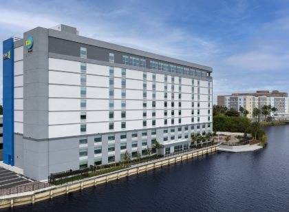Tru by Hilton Miami Airport South Blue Lagoon