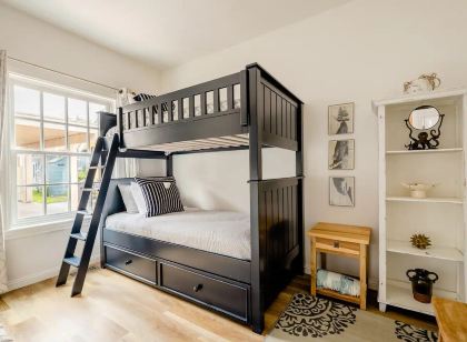 62 steps to the sand: Historic Capitola Village beach cottage, learn to surf!