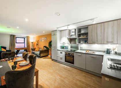 Huge Digbeth Apt, Sleeps 8, 5Bed, Free Parking.