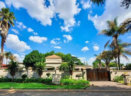 Or Tambo Airport Holiday Home