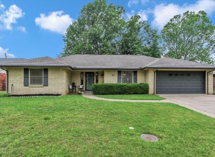 Charming & Renovated in S Tulsa Staycation or Long-Term Stays-Backs to Trails