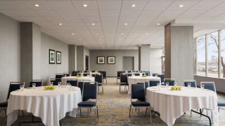 embassy-suites-by-hilton-toronto-airport