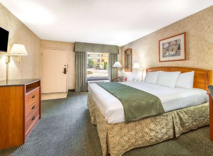 Days Inn & Suites by Wyndham Albuquerque North