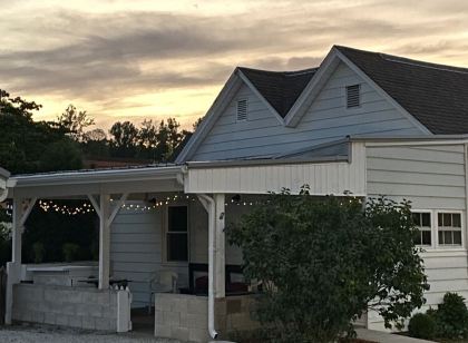 Toliver Guest House, Premier location on Main Street! Newly remodeled-spacious.