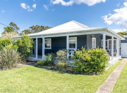 Charming Pet friendly Beach Cottage - 100m to beach and lake