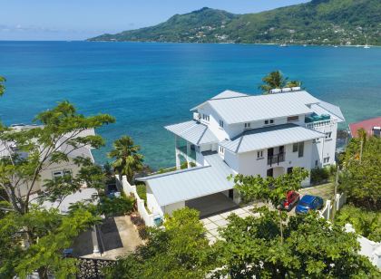 VallonEnd Beachfront Villa with Excellent View