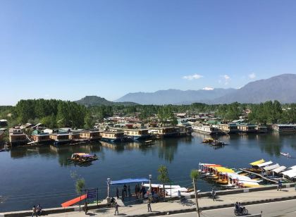 Hotel Zamrud at Dal Lake