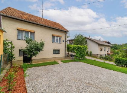 Family Friendly Apartment with Parking - Happy Rentals