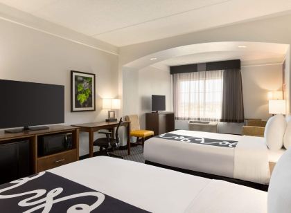 La Quinta Inn & Suites by Wyndham Arlington North 6 Flags Dr