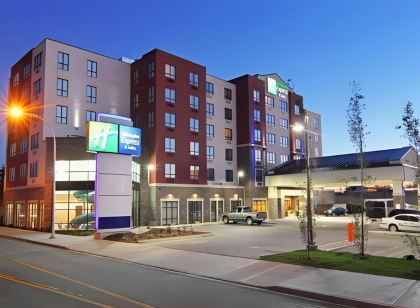 Holiday Inn Express & Suites Calgary NW - University Area