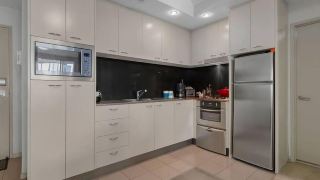 2br-stunning-views-cbd-pool-gym-netflix