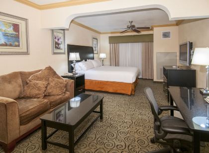 Holiday Inn Express & Suites Bakersfield Central