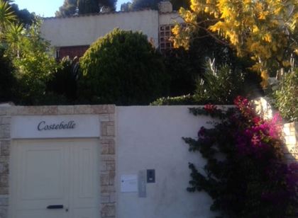 In villa center, air-conditioned, T3 80 M2 terrace /garden + parking 4/5 people