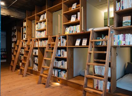 ブックカフェ併設の駅前ホステル NOVELS