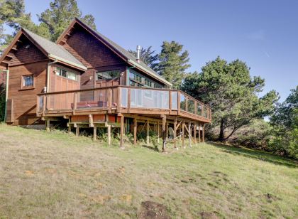Romantic Ridgetop Escape w/ Hot Tub Near Mendocino