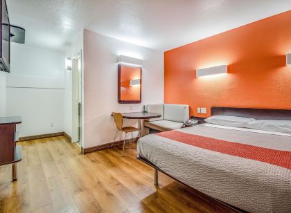 Motel 6 Conroe, TX