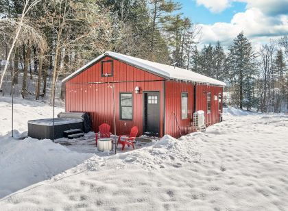 Cozy 2BR/1BA cabin for 6. Fireplace, outdoor fire pit, hot tub, and soaking tub.