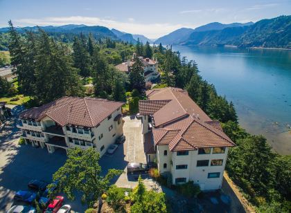 Columbia Cliff Villas