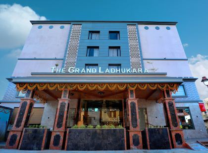 Hotel the Grand Ladhukara
