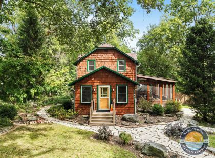 Lake Geneva Escape 4BR Arcade Fire Pit and Deck