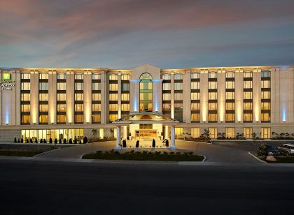 Holiday Inn & Suites Montreal Airport