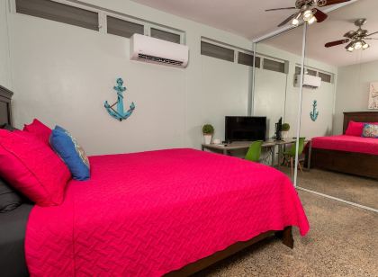 Private Pool and Swim up Bar-Immediately up the hill from Crashboat Beach!