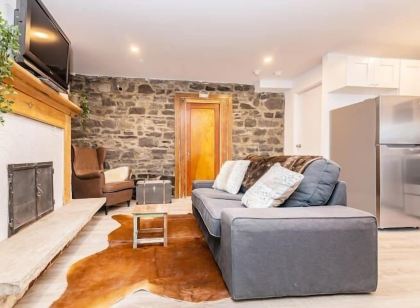Modern Meets Rustic - 2 Bdrm Old Quebec