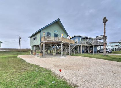 Walk to Shore: Cottage w/ Deck in Surfside Beach!
