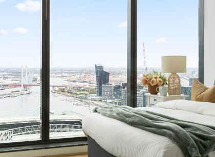 A Cozy 2BR Apt with Harbour Views, FREE Parking