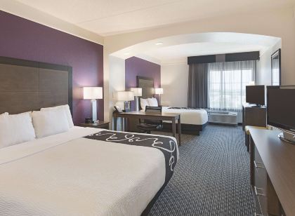 La Quinta Inn & Suites by Wyndham Arlington North 6 Flags Dr