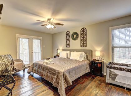 Secluded living in Woodstock! Pets and Long stays OK! Sleeps 12+