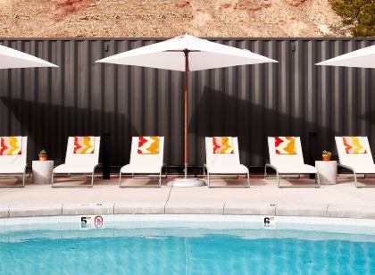 Slackline Moab, Outset Collection by Hilton