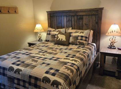 Otter Place: Lakefront Cabin, Generator, Wi-Fi, Free Firewood, No Cleaning Fee!