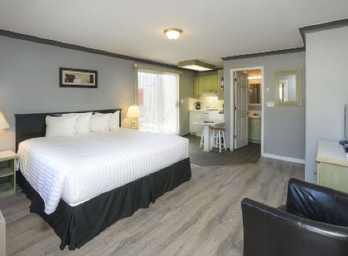 Tiki Shores Inn & Suites