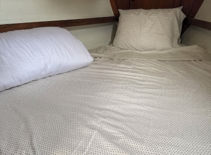 Cozy Getaway Aboard Intrepid – Relax and Unwind on the Water!