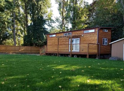 Modern Urban Tiny House w/ 2BR near Airport and Transportation-Private Setting