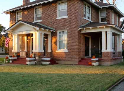 The Oak House in historic West, TX Minutes from Magnolia Silos & Baylor