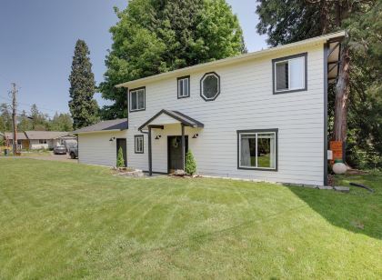 Farmhouse w/ Private Hot Tub < 1 Mile to Birch Bay