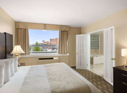 Days Inn & Suites by Wyndham North Bay Downtown