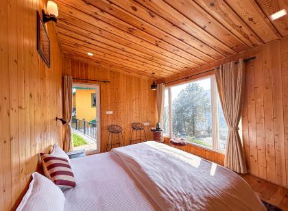 The Himalayan Living Whisling Pines Home Stay